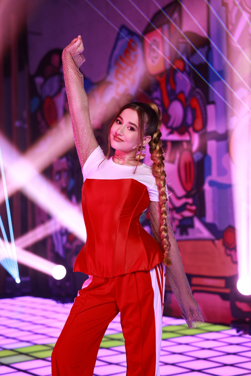 PAOLA на сцена с червен сценичен тоалет